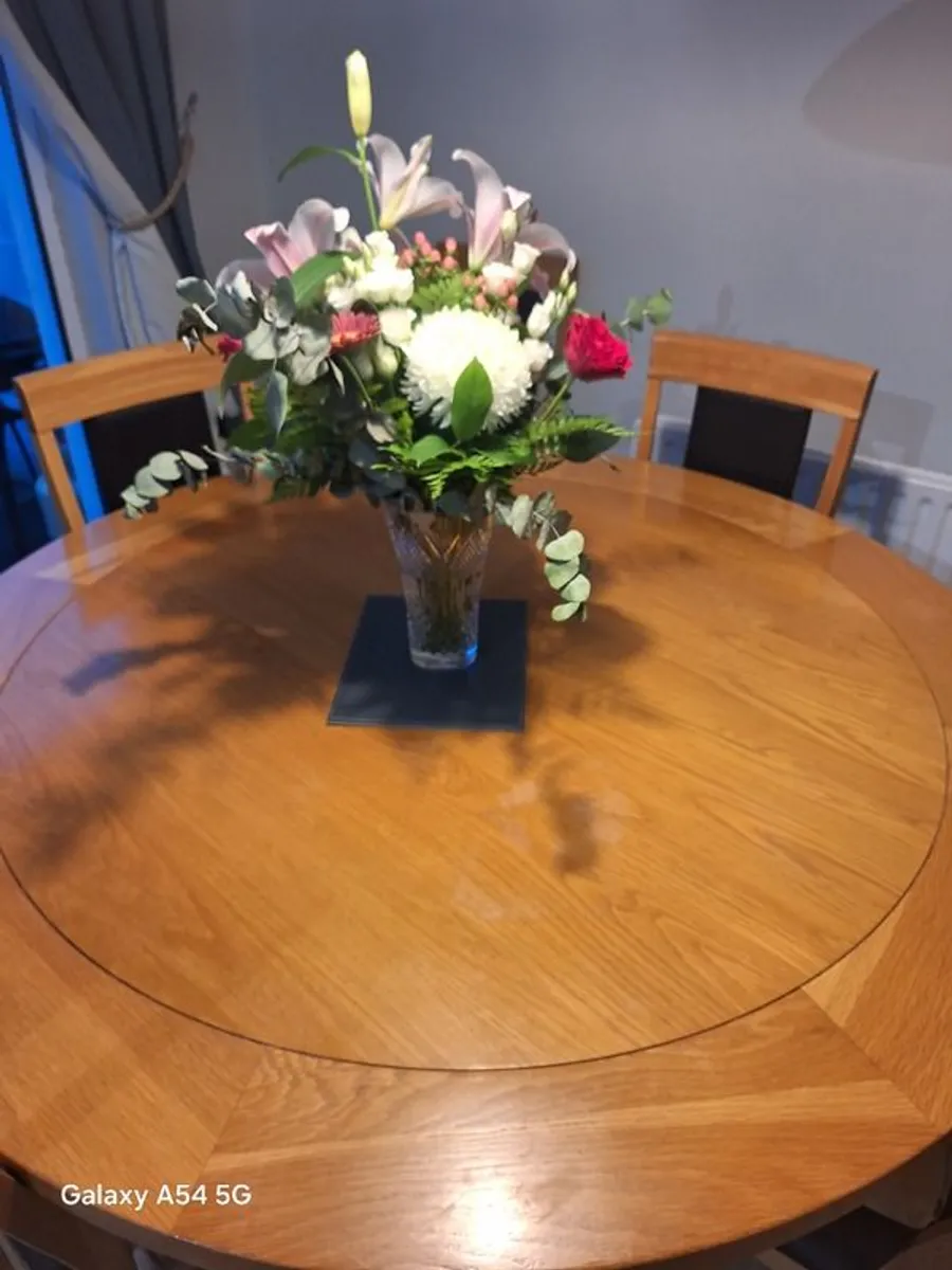 Round Dining Table & Chairs x6 - Image 1