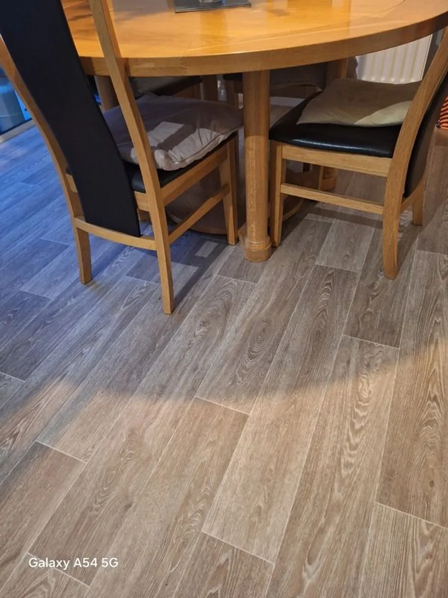 Round Dining Table & Chairs x6 - Image 4