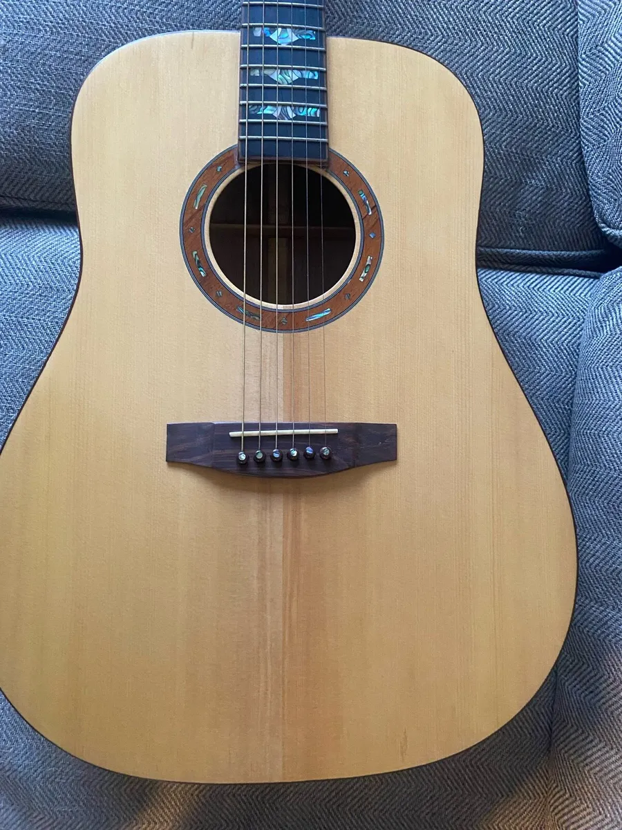 Guitar acoustic - Image 1
