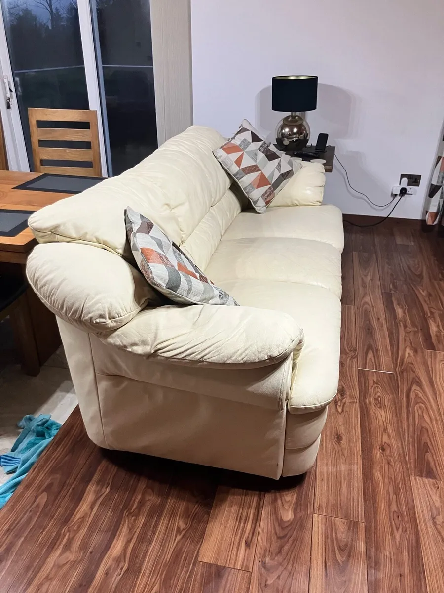 3-2-1 Leatherette suite of furniture - Image 3