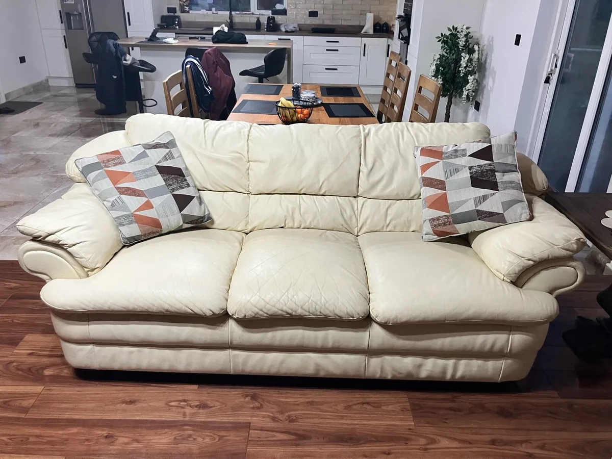 3-2-1 Leatherette suite of furniture - Image 4