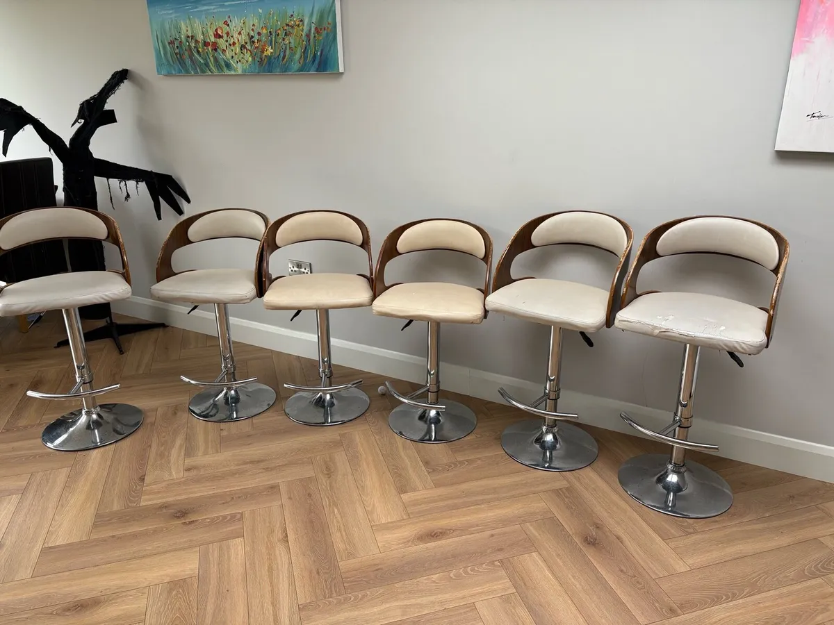 6 bar stools - Image 1