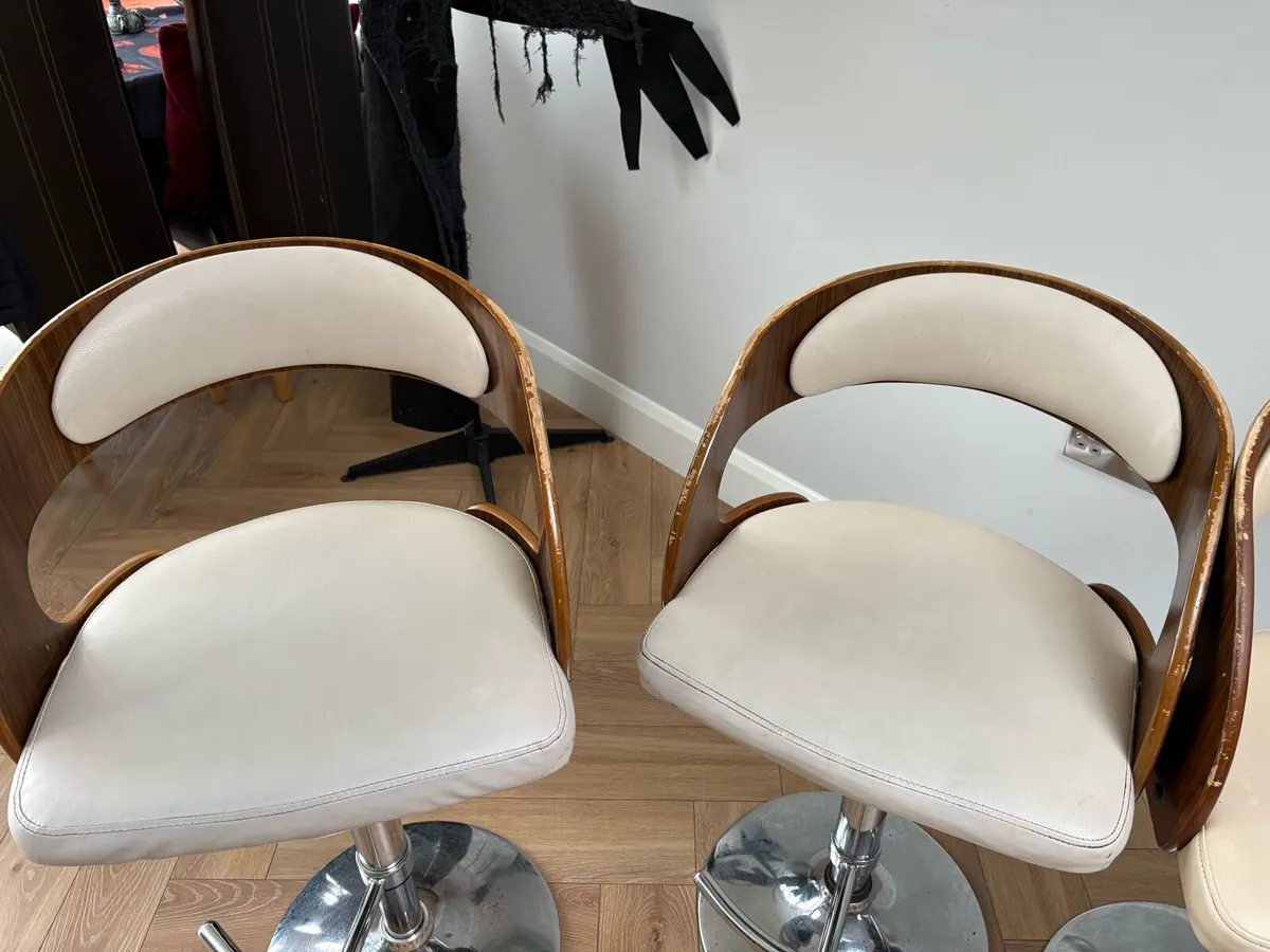 6 bar stools - Image 2