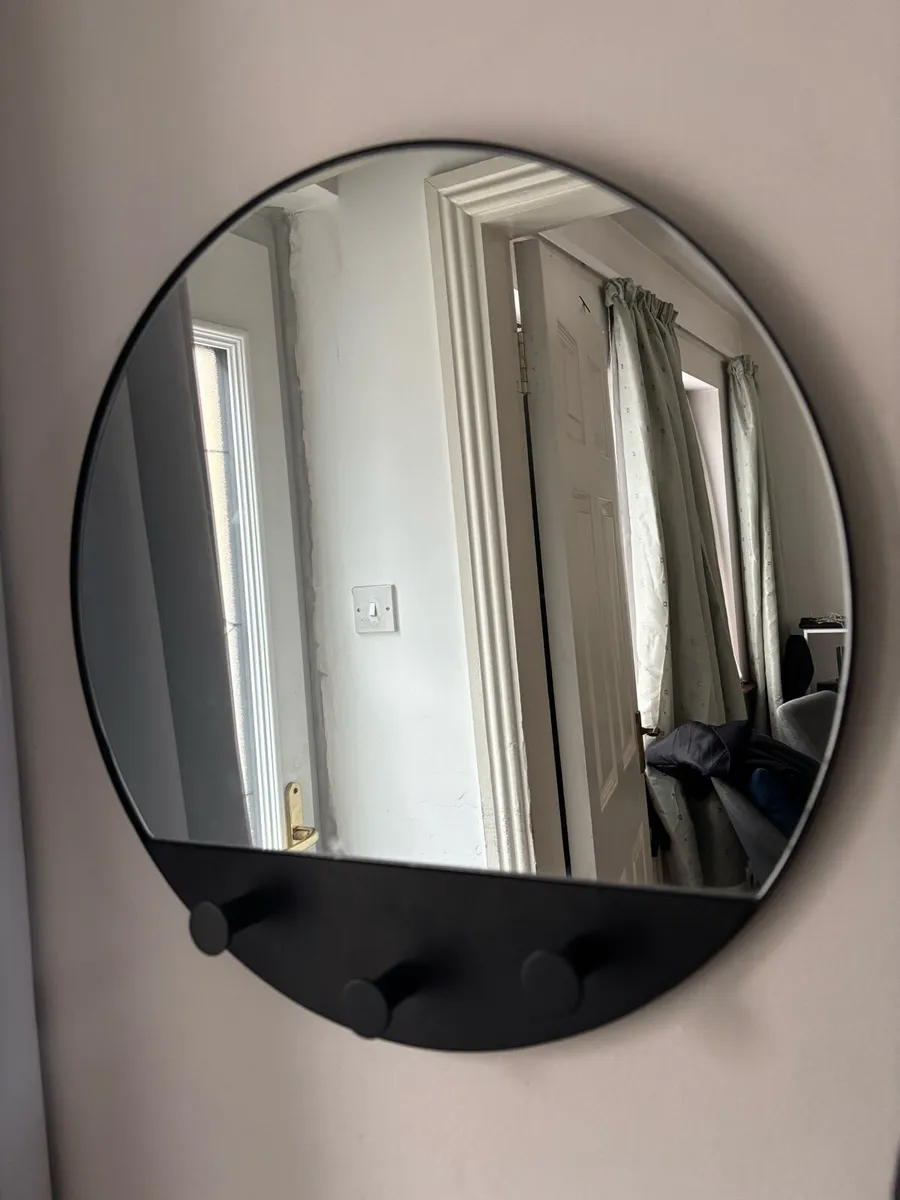 Circular mirror with hangs - Image 1