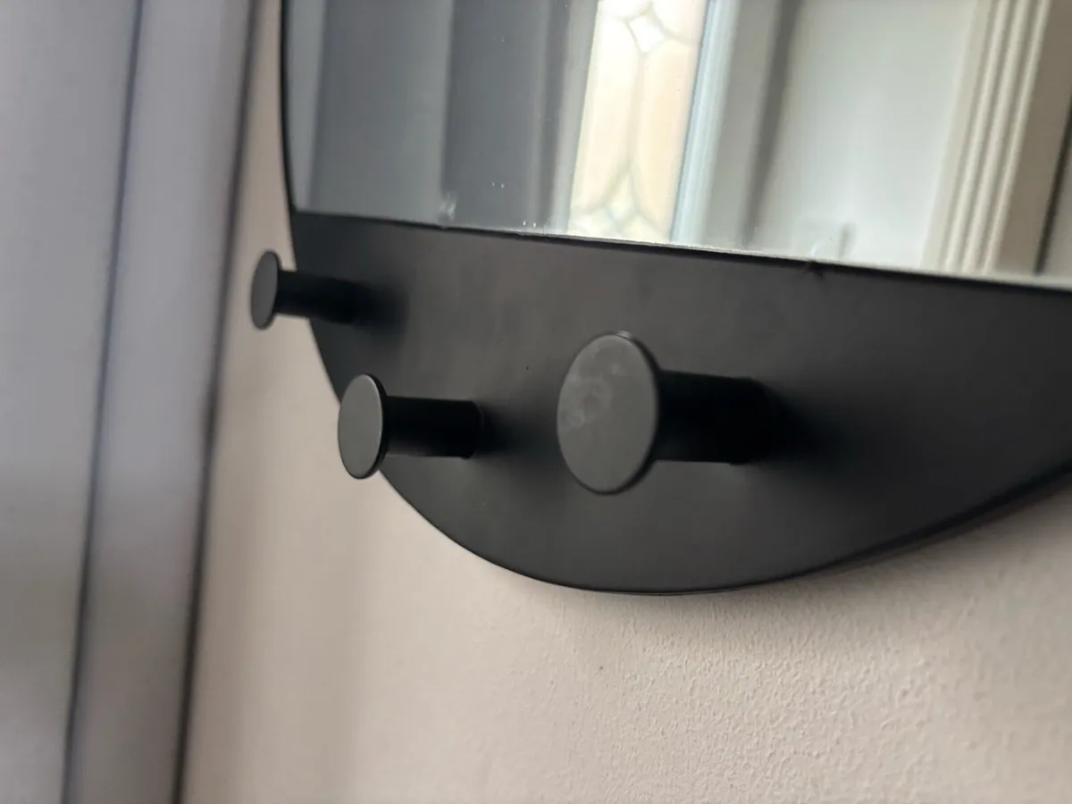 Circular mirror with hangs - Image 2