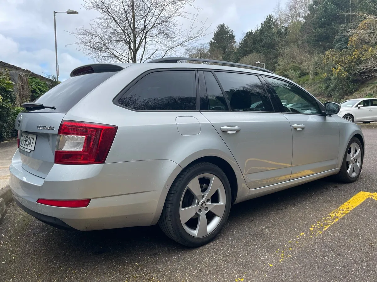 2016 AUTOMATIC Skoda Octavia Estate for Sale - Image 4