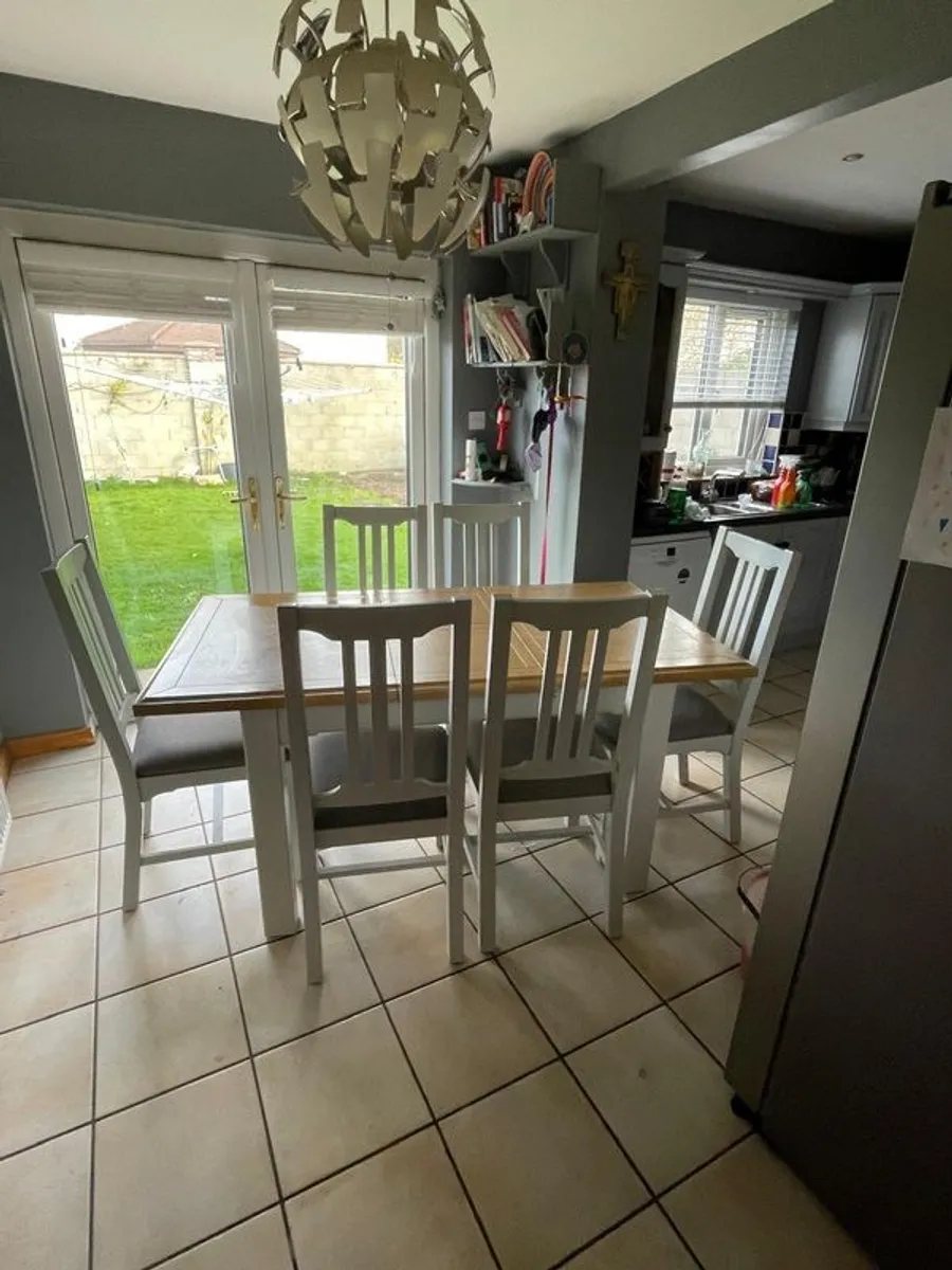 Extendable kitchen table and 6 chairs - Image 2
