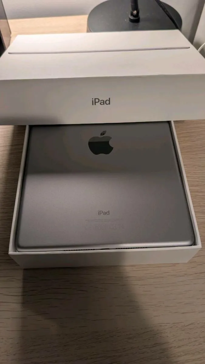 I pad 5th generation - Image 1
