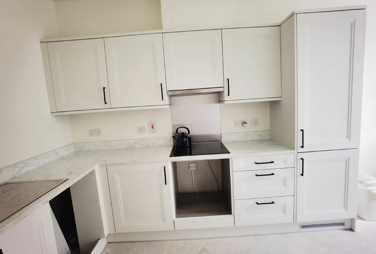 Modern Fitted Kitchen - Complete Set - Image 1