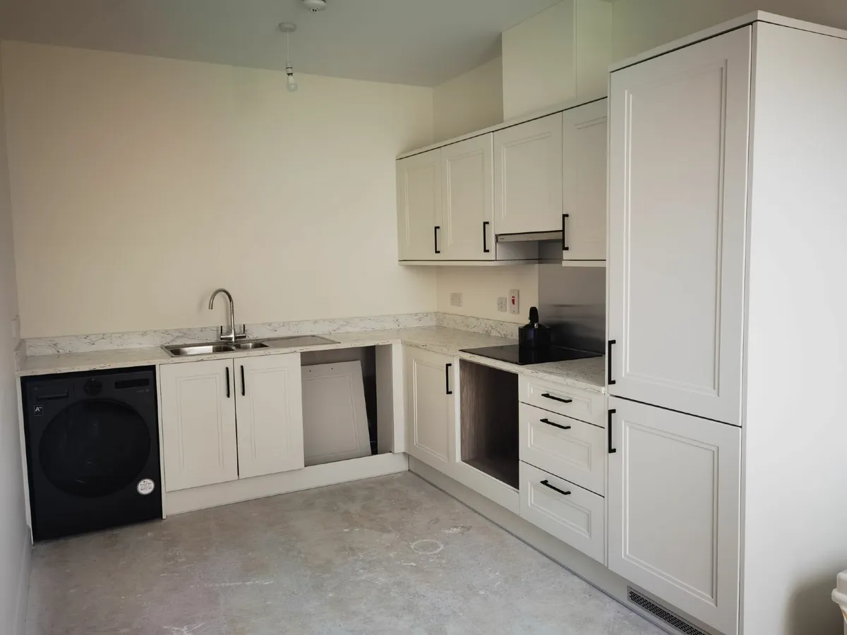 Modern Fitted Kitchen - Complete Set - Image 2