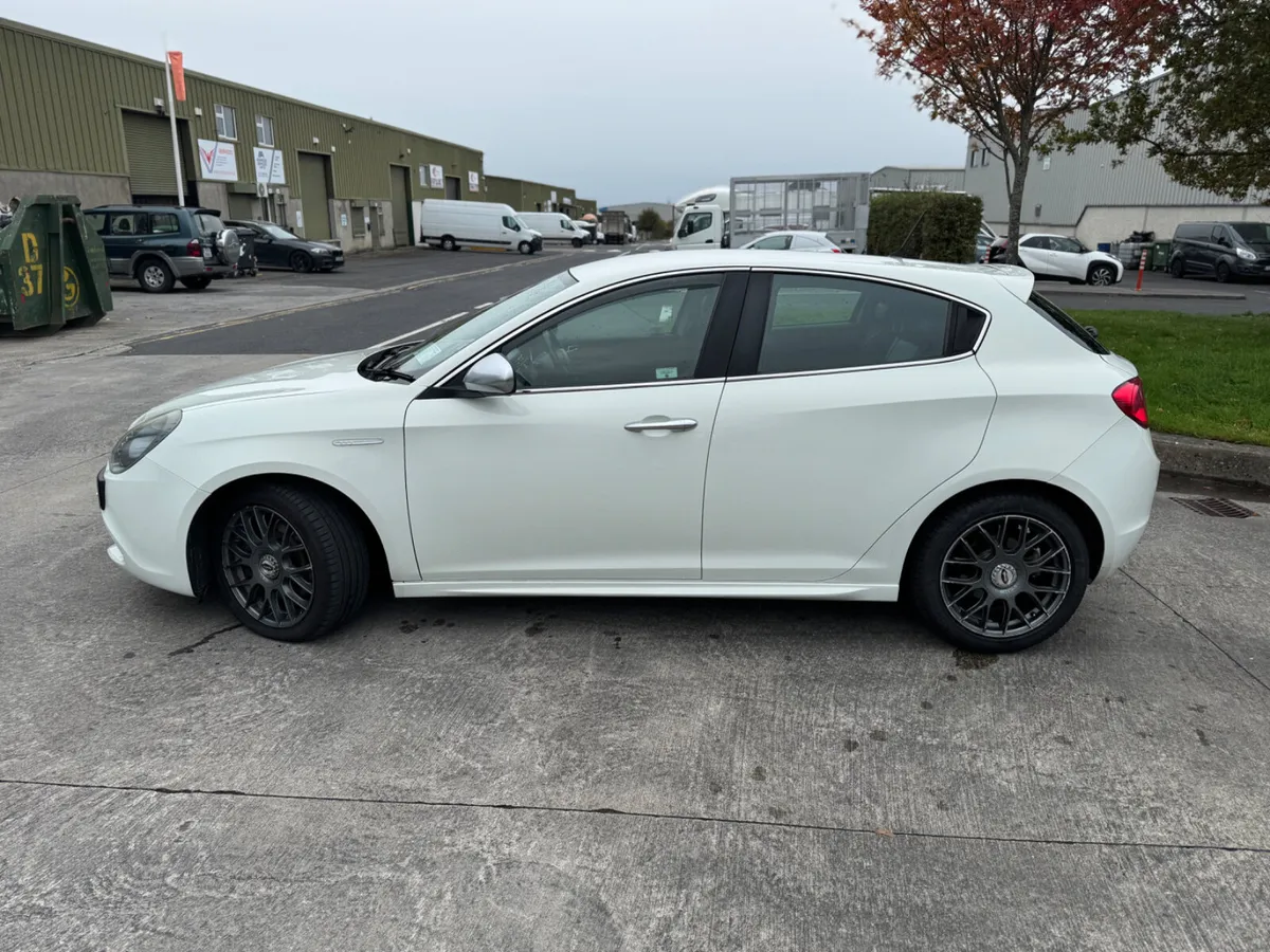 Alfa Romeo Giulietta AUTO Veloce 1.4 petrol 170 hp - Image 2