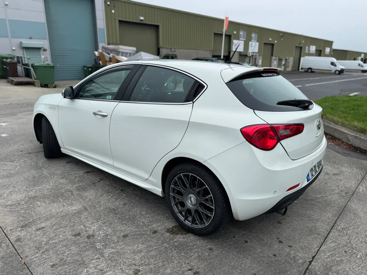 Alfa Romeo Giulietta AUTO Veloce 1.4 petrol 170 hp - Image 3