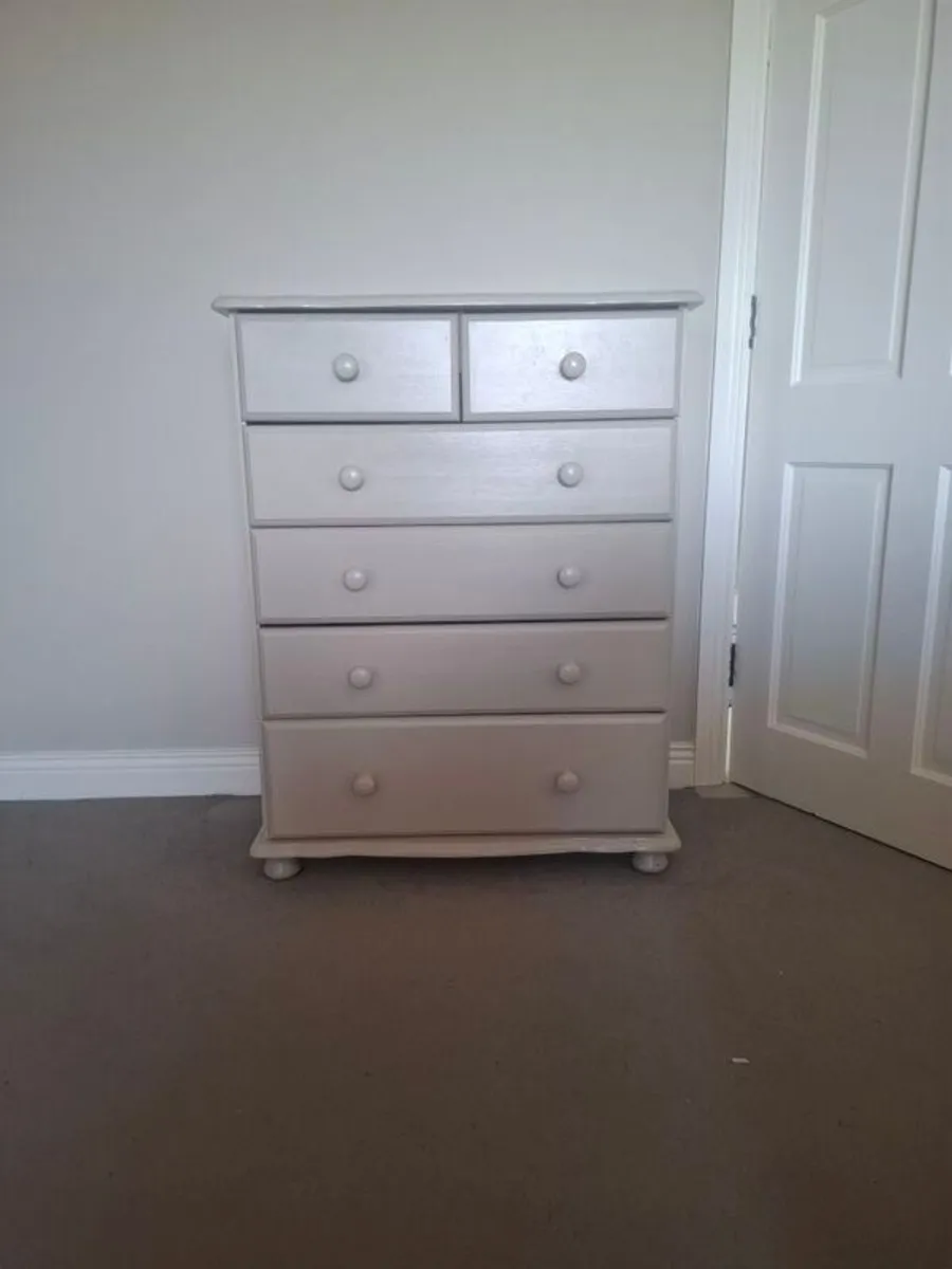 chest of drawers & 2 bedside lockers - Image 1