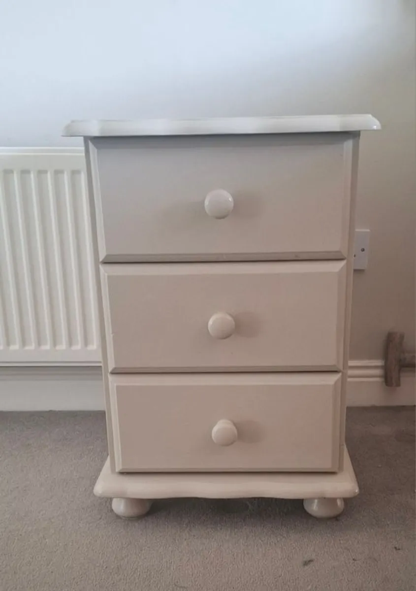 chest of drawers & 2 bedside lockers - Image 2