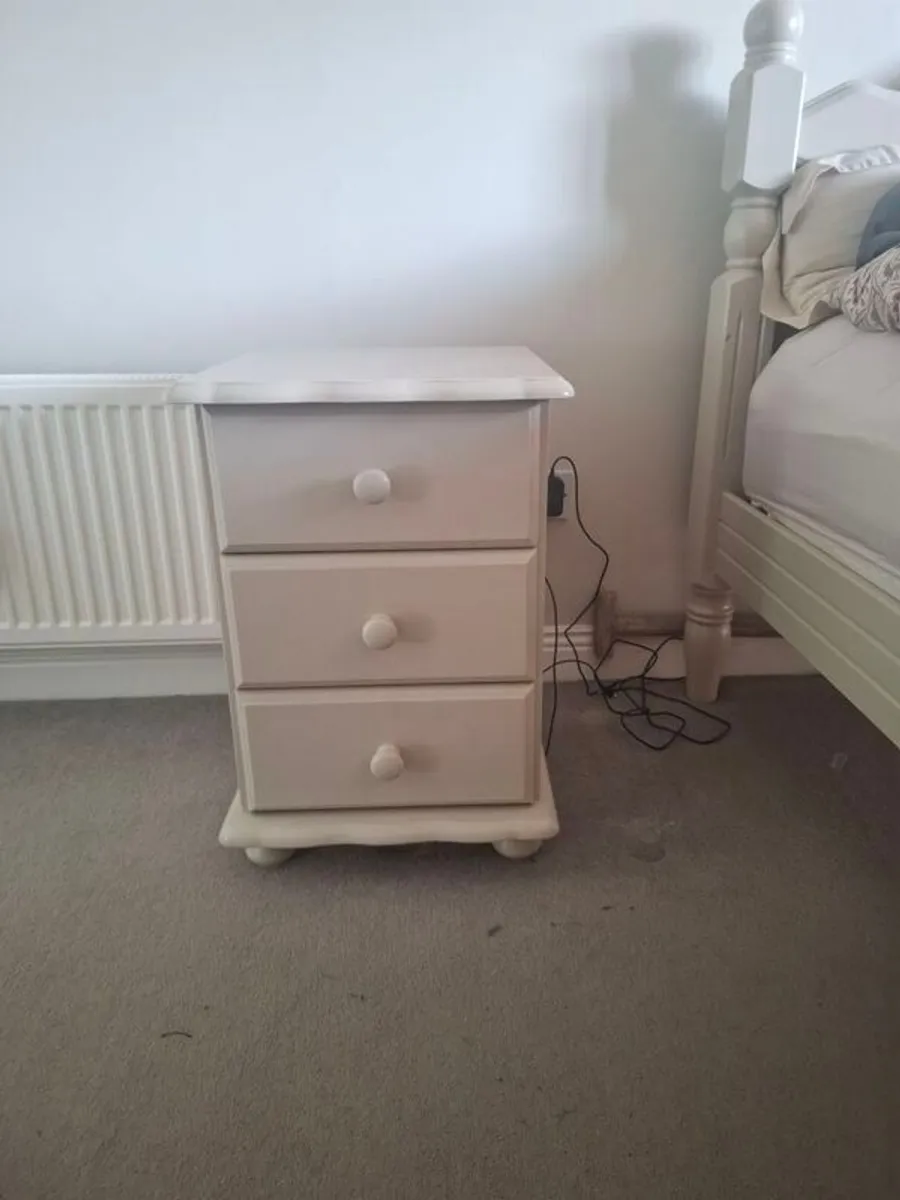 chest of drawers & 2 bedside lockers - Image 3