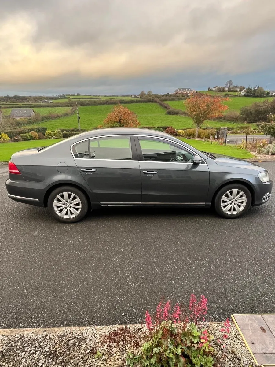 Volkswagen Passat 2011 - Image 2