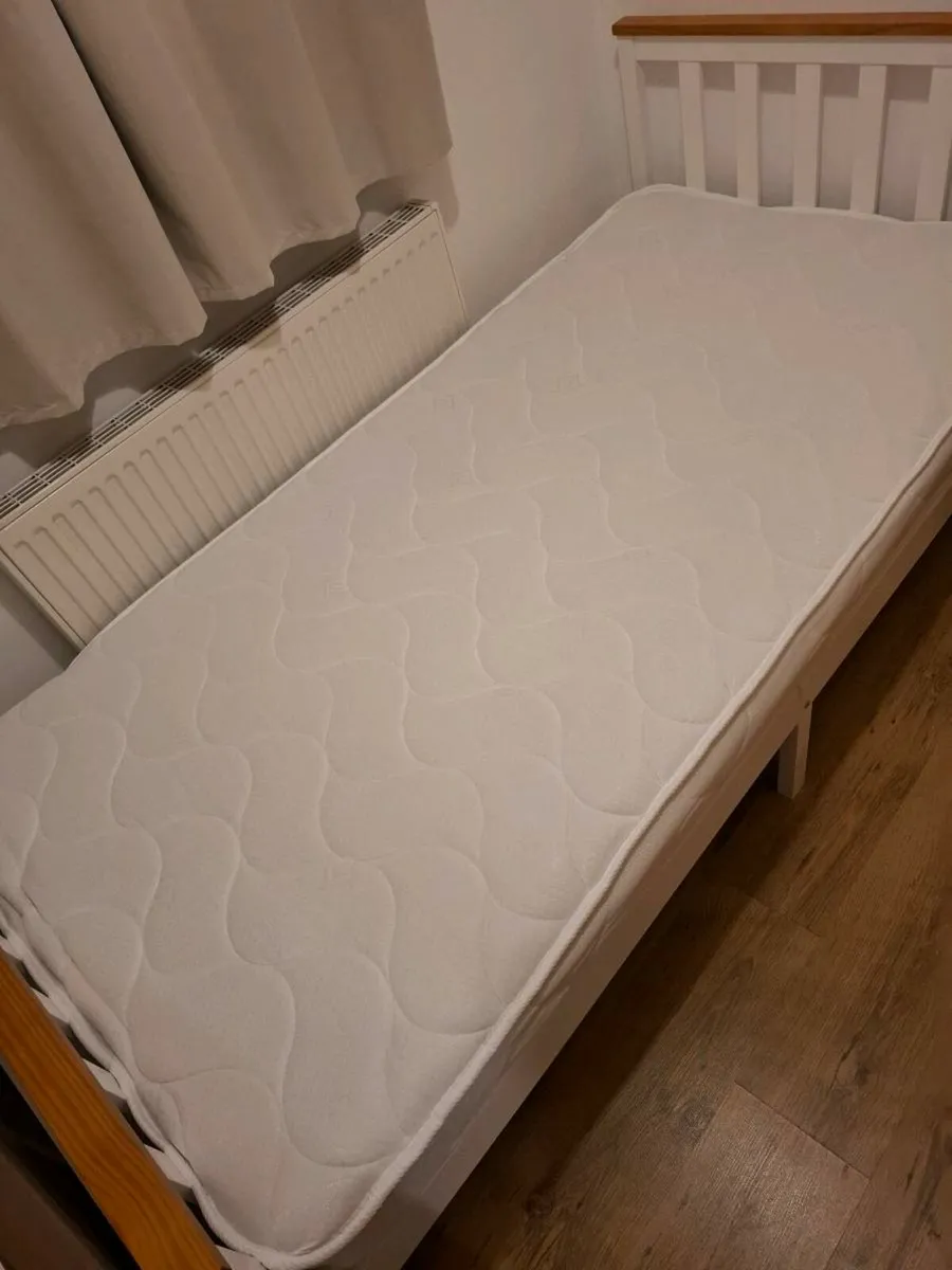 Single bed, mattress, and mattress topper - Image 4