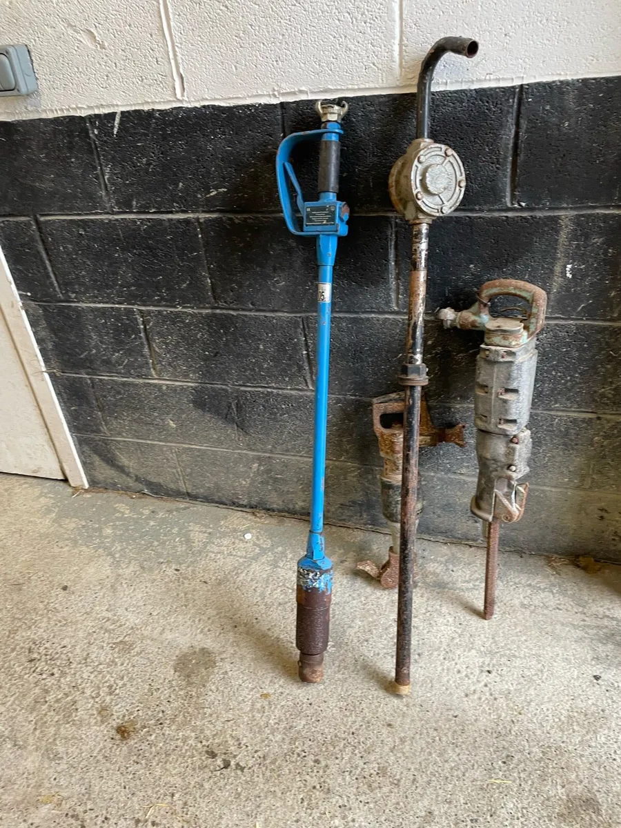 Pole scabbler, barrel pump & 2 jack hammers - Image 1