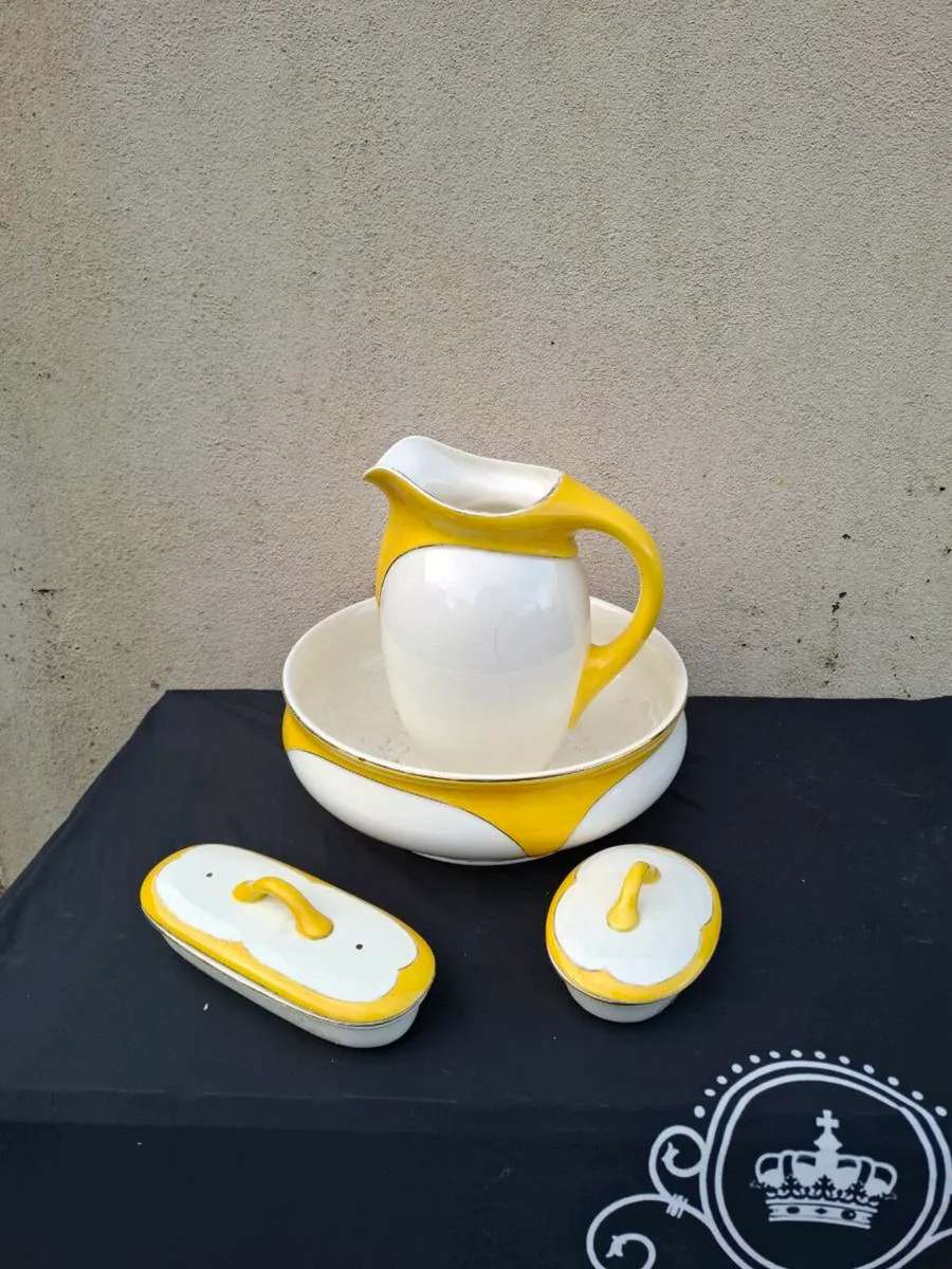 Vintage washing bassin set