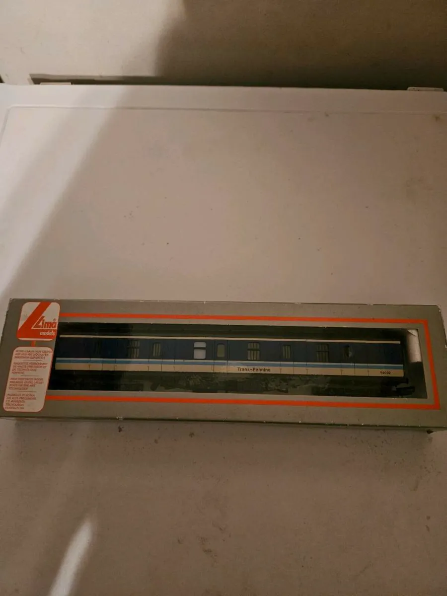 Hornby Lima OO Gauge Carraige