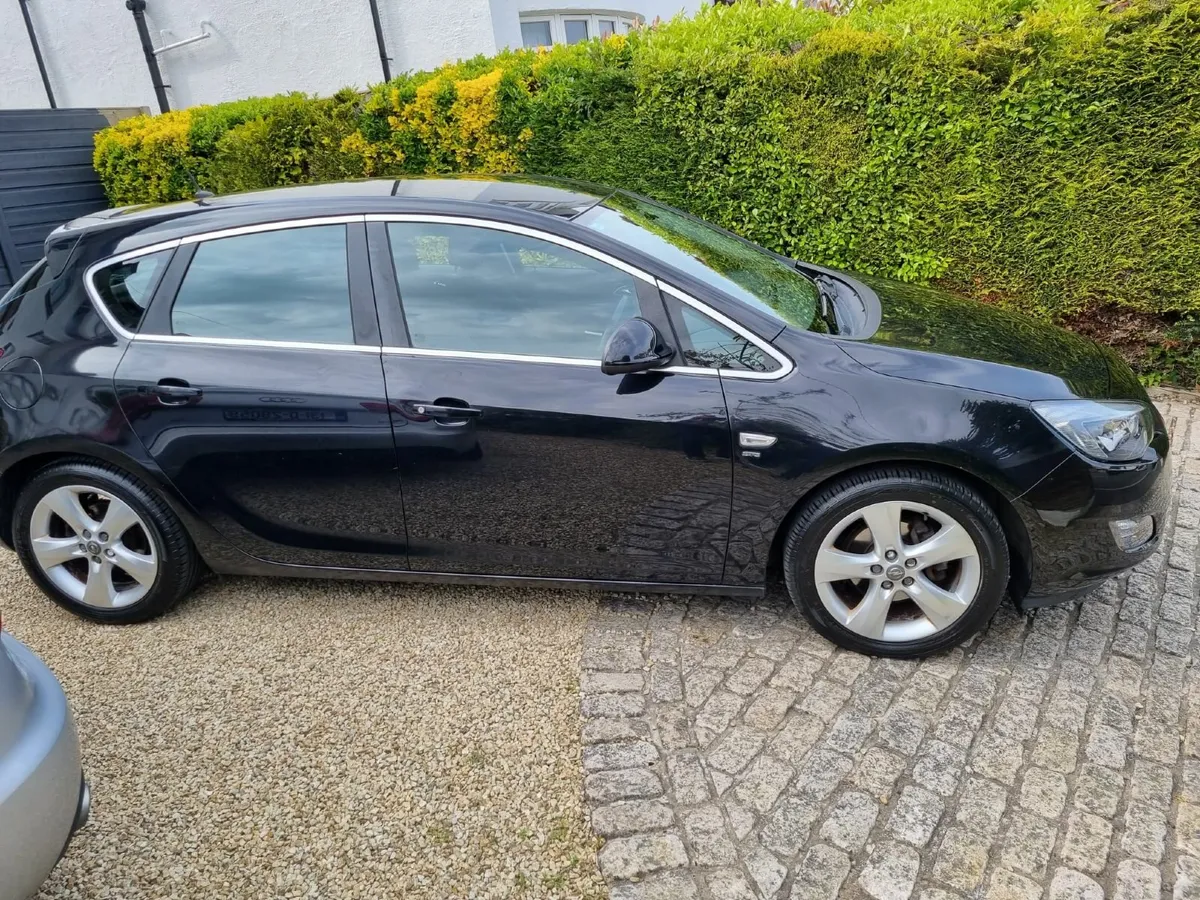 Opel Astra 2011 - Image 2