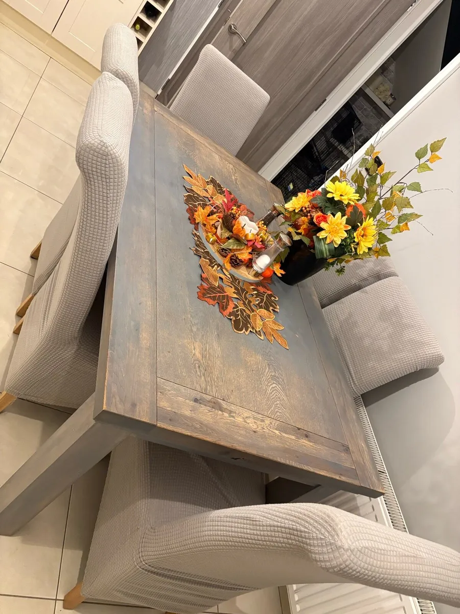 Table and six chairs - Image 1