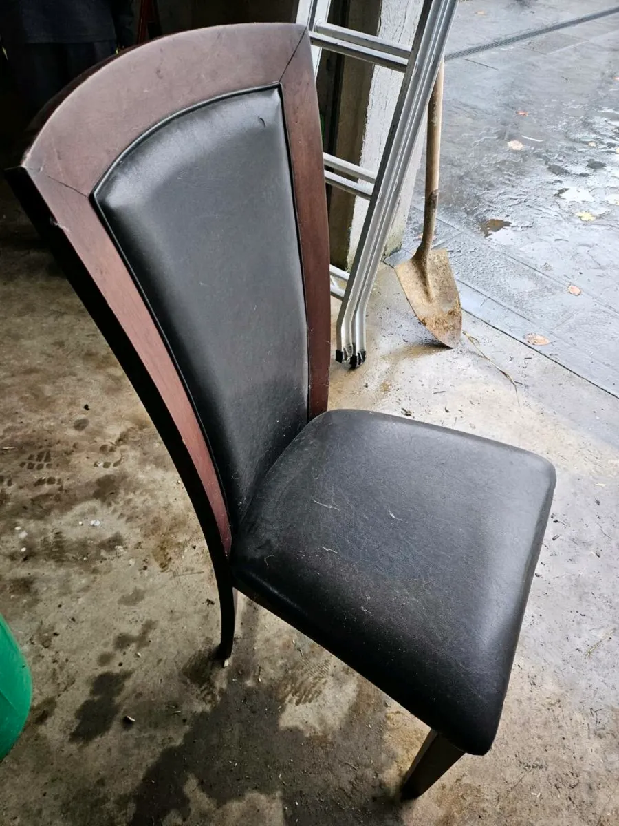 Table and chairs - Image 2