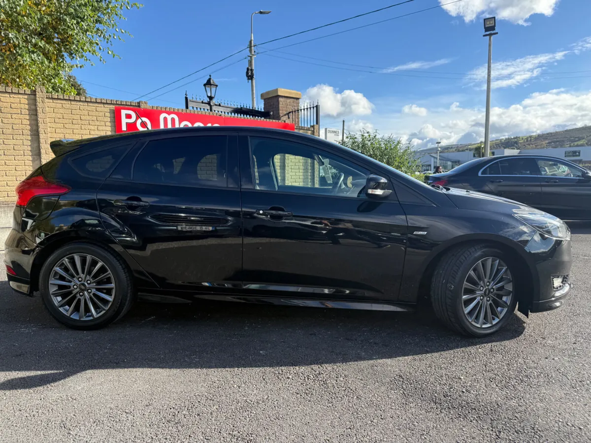 Ford Focus *ST-LINE  *1 OWNER - Image 3