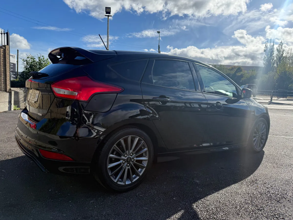 Ford Focus *ST-LINE  *1 OWNER - Image 4