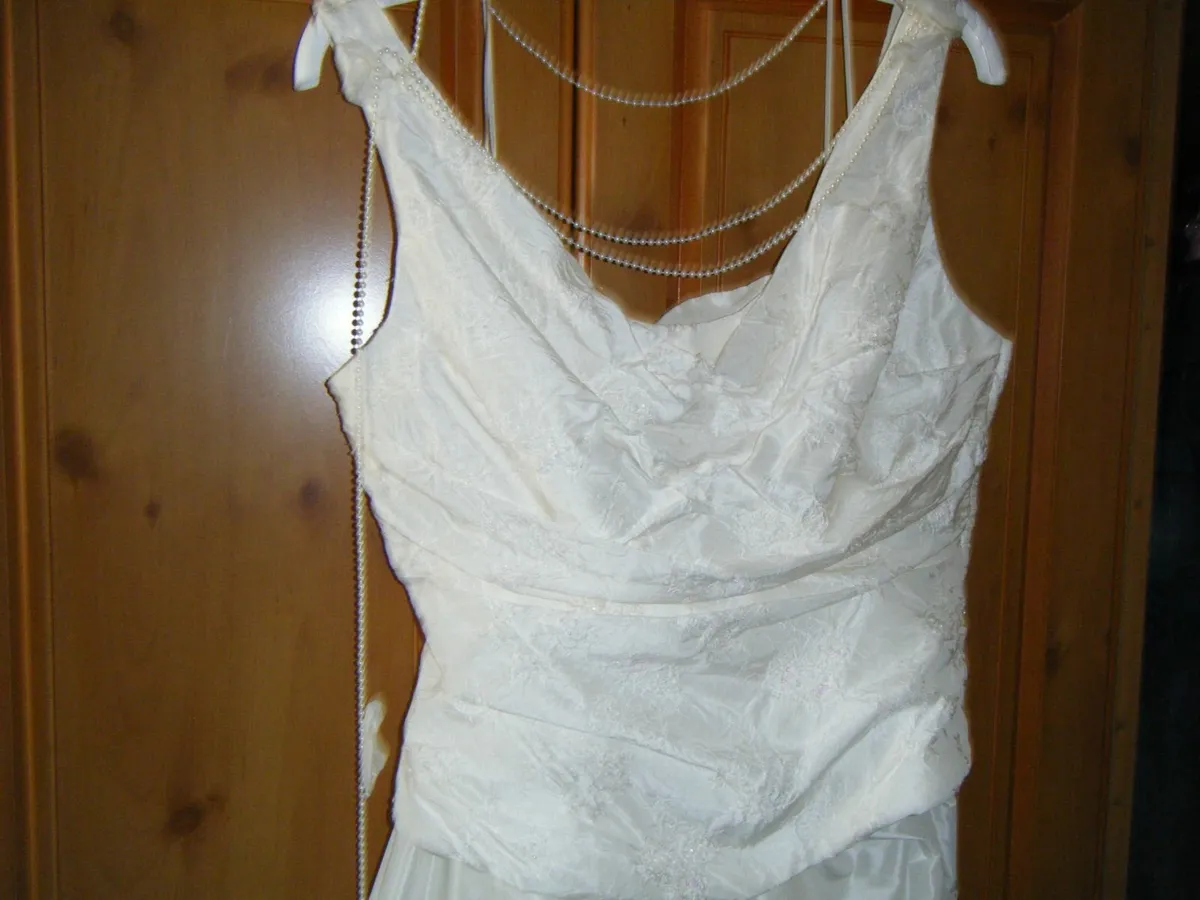 Remlo styling wedding dress - Image 3