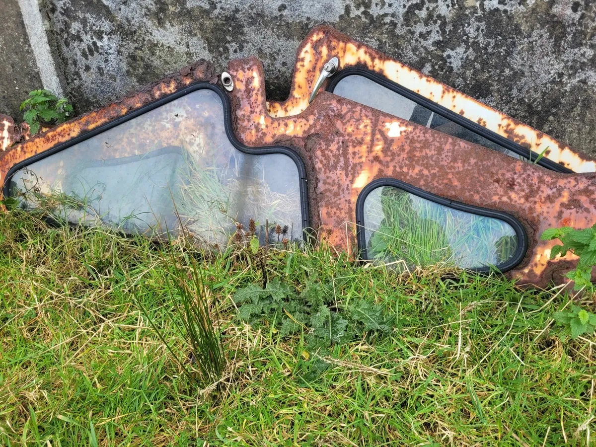 David Brown Glass - Image 1