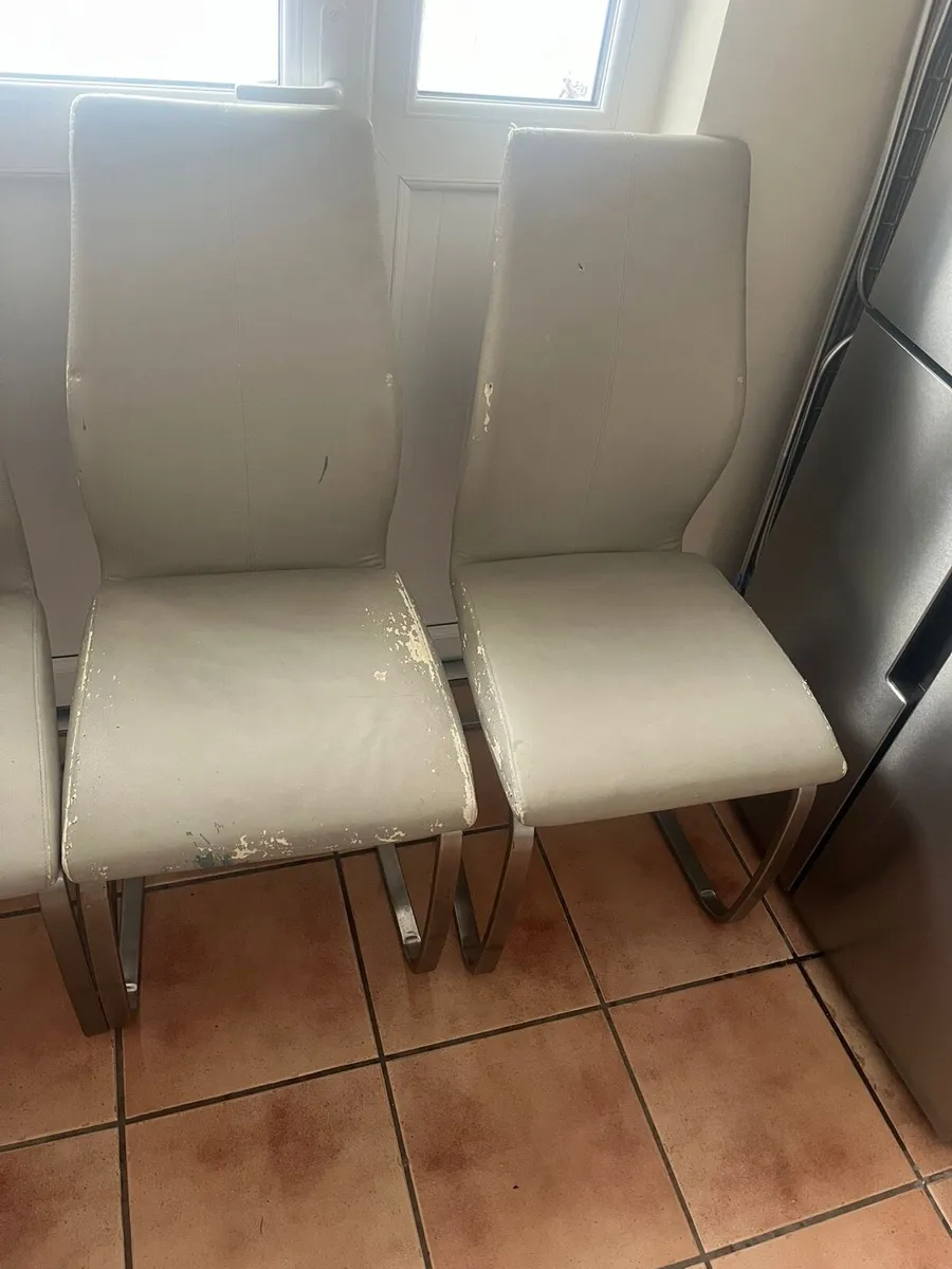TABLE AND CHAIRS - Image 2