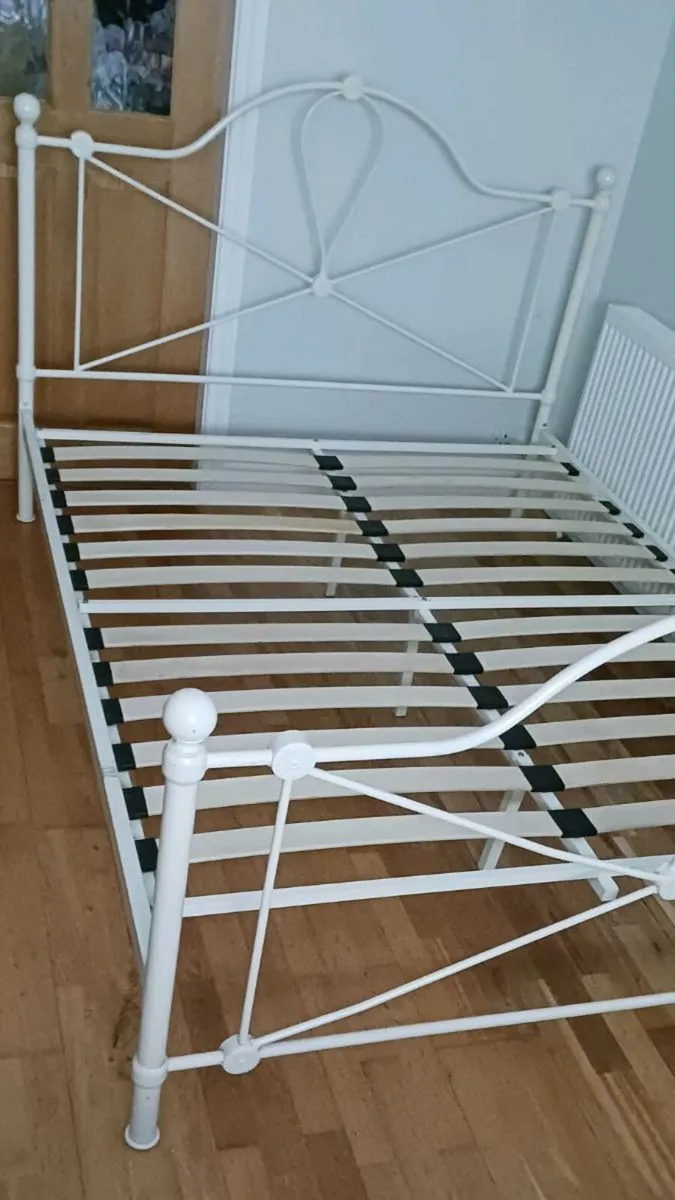 Bed - Image 1