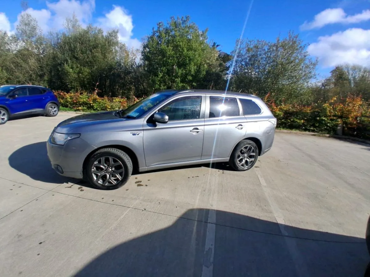 Mitsubishi outlander 2.0L petrol 4x4 hybrid - Image 2