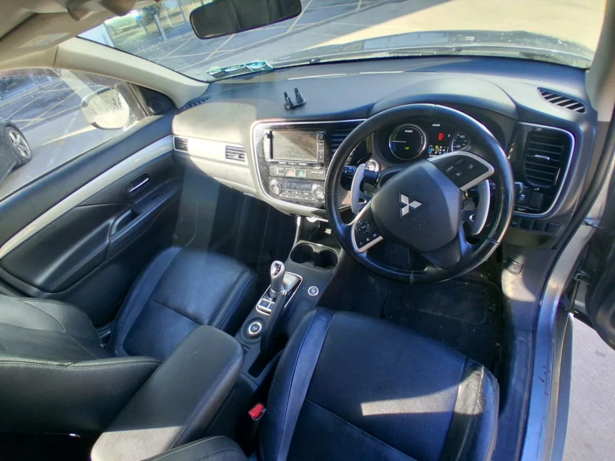 Mitsubishi outlander 2.0L petrol 4x4 hybrid - Image 3