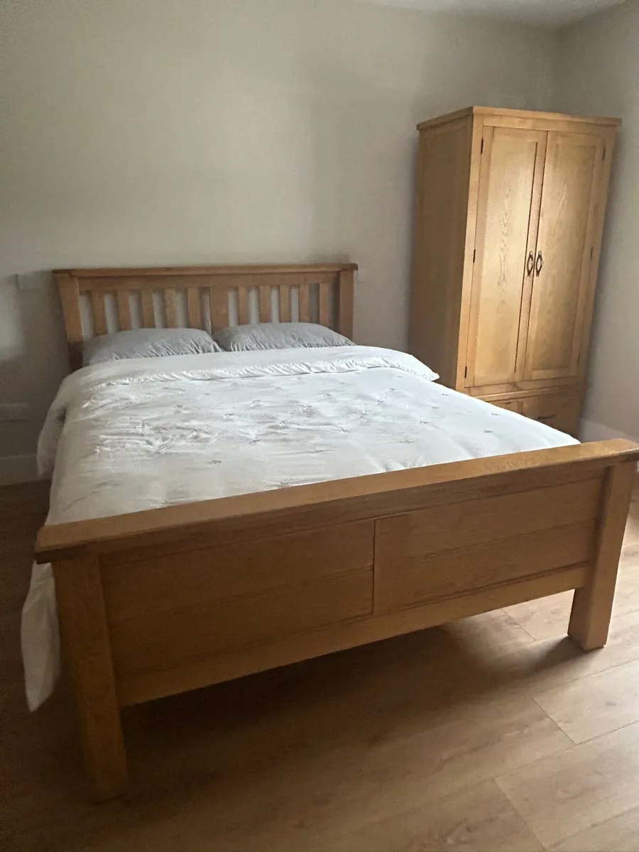 King size solid oak bed and chest of drawers - Image 1
