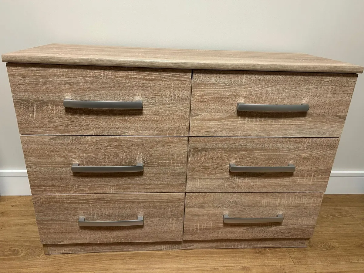 King size solid oak bed and chest of drawers - Image 2