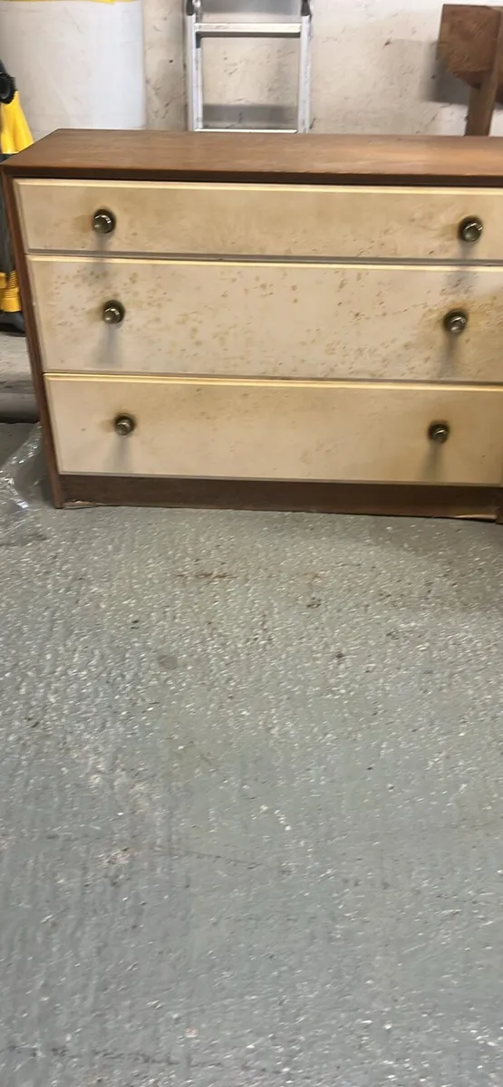 Chest of drawers