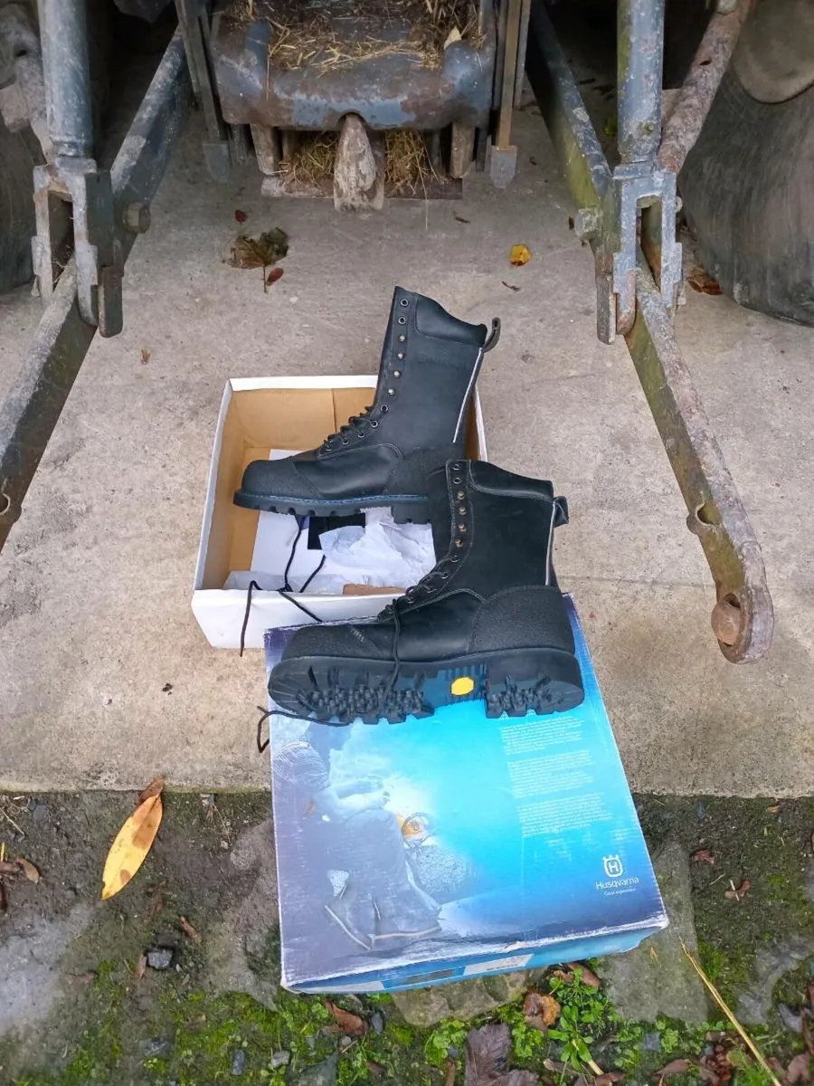 Chainsaw boots and jacket - Image 3
