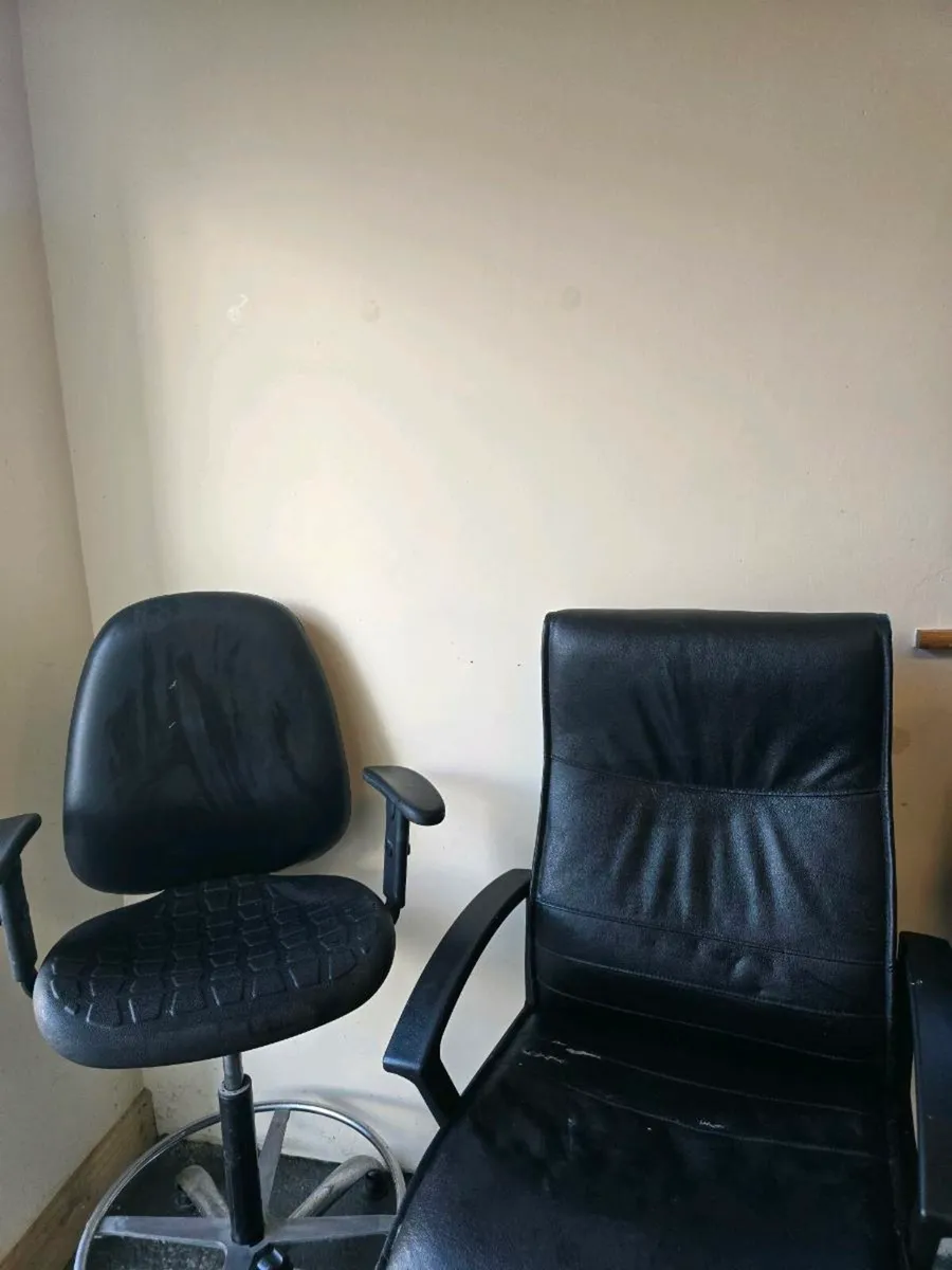 2 chairs - Image 1