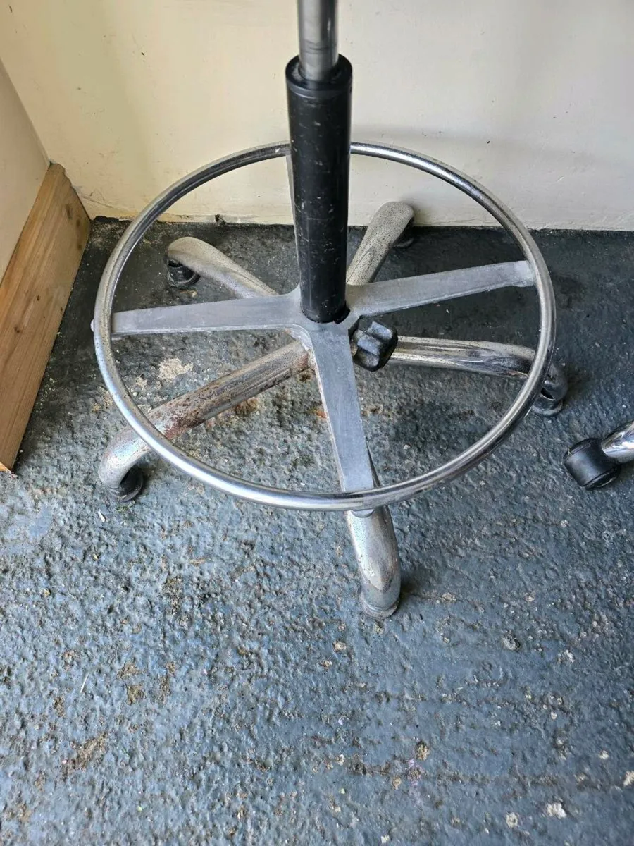 2 chairs - Image 2