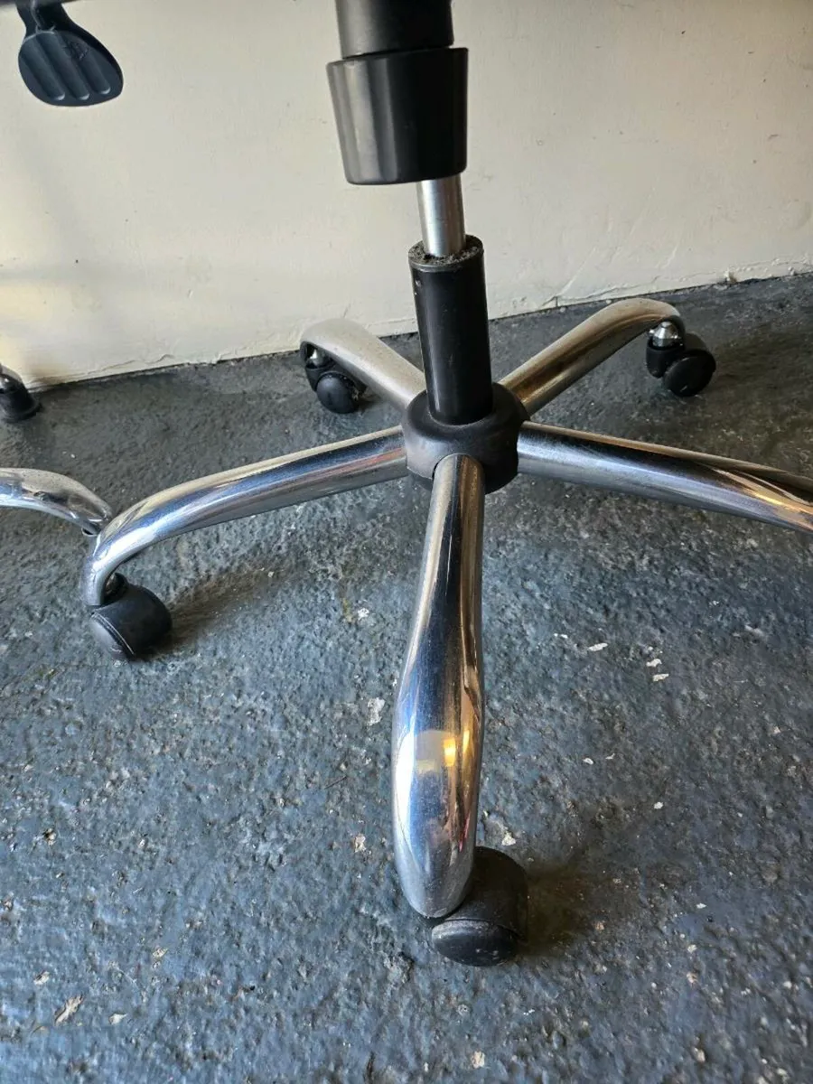 2 chairs - Image 3