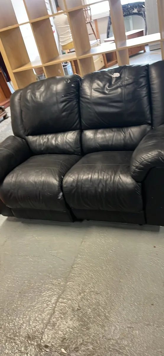 2 seater leather couch - Image 1