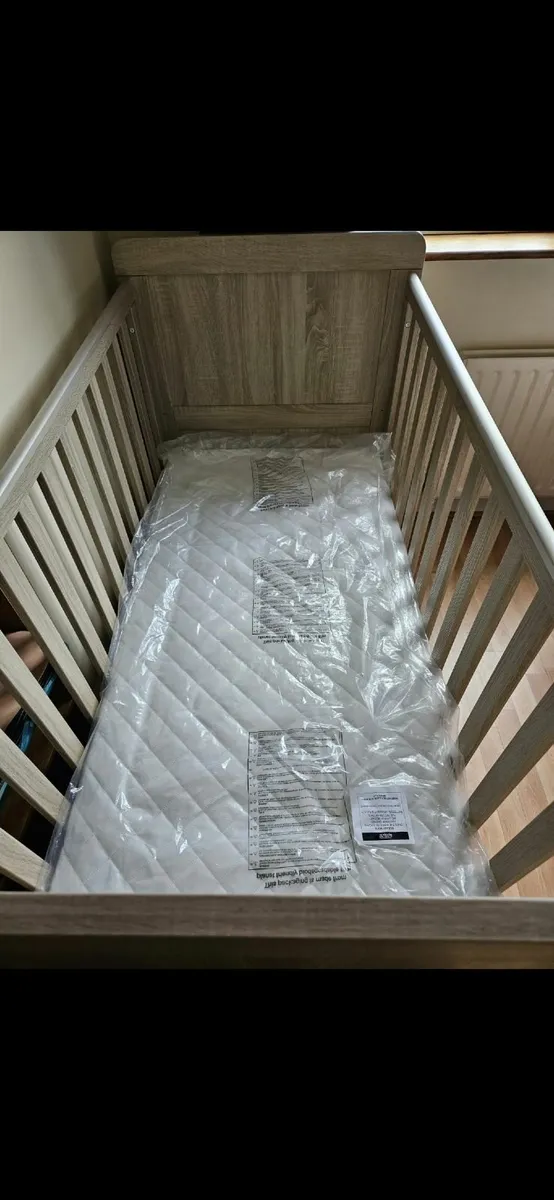 Mama's & Papa's Cotbed & mattress - Image 3