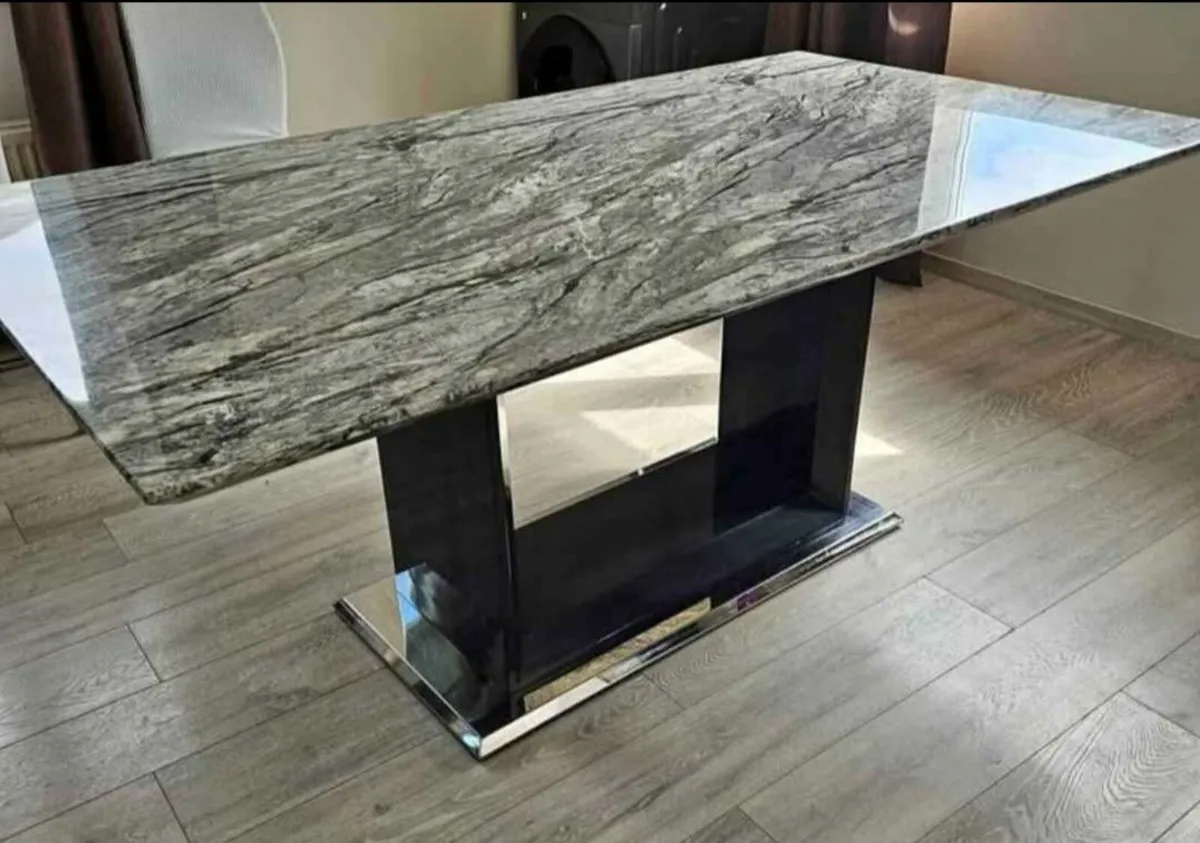 Dining table - Image 1