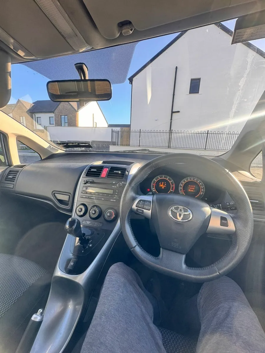 Toyota Auris 2010 - Image 2