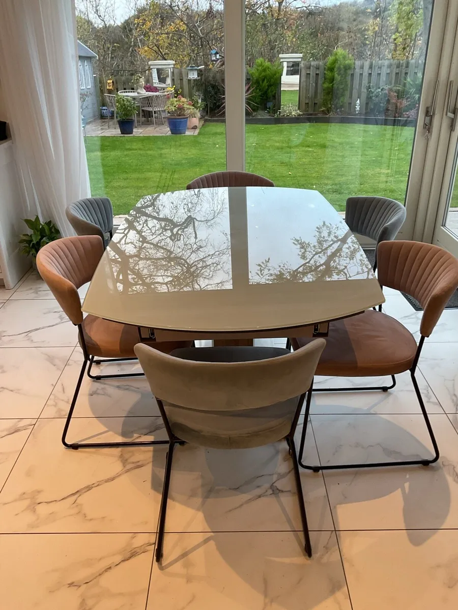 Dining table and 8 chairs - Image 1