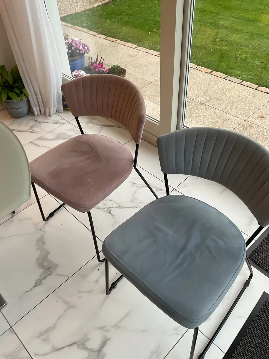 Dining table and 8 chairs - Image 2