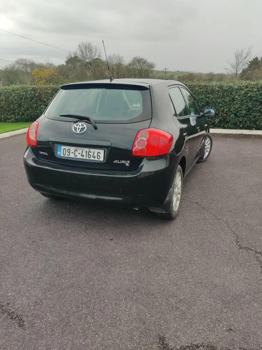 Toyota Auris 2009 - Image 2