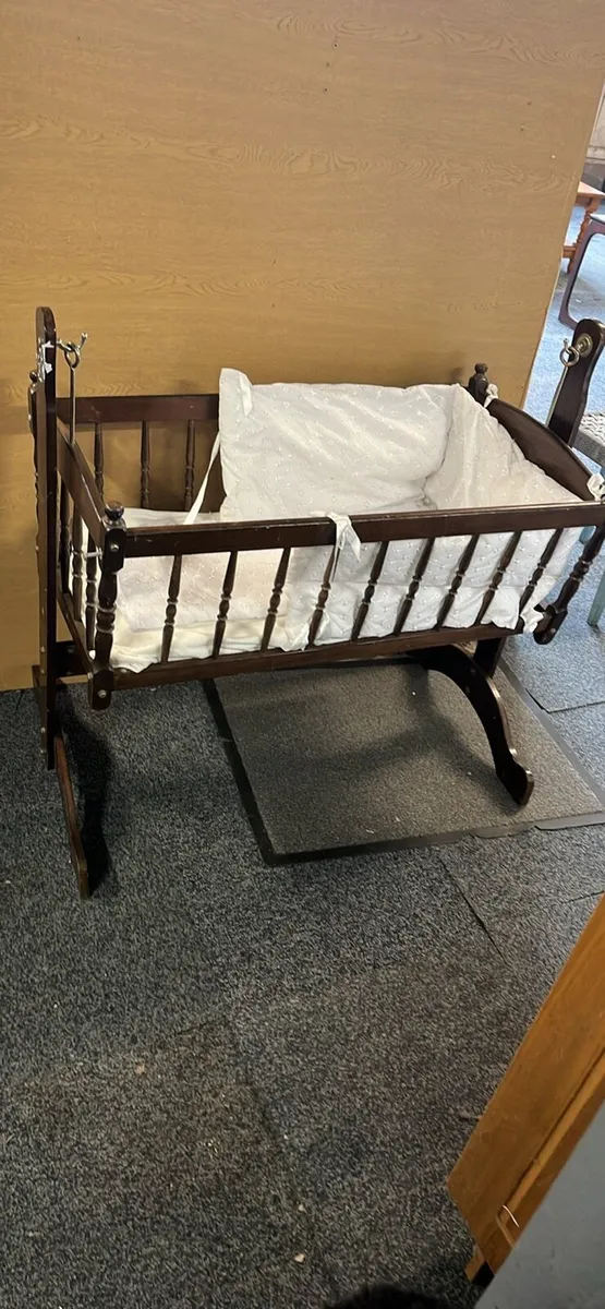 Beautiful mahogany babies cradle - Image 1